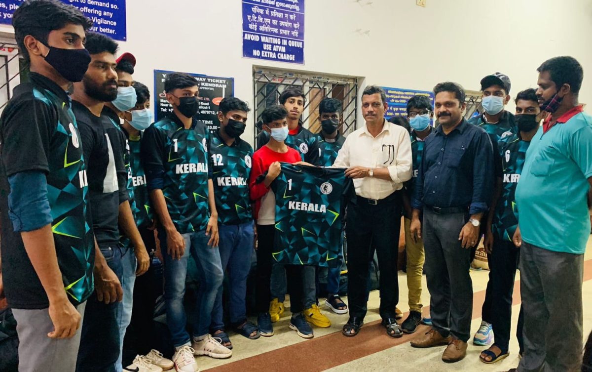 കേരള ടീമിന് ജഴ്‌സി വിതരണം ചെയ്തു