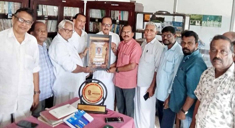 സർവ്വീസിൽ നിന്ന്  വിരമിക്കുന്ന കുന്ദംമംഗലം ഗ്രാമപഞ്ചായത്ത് വായനശാല ലൈബ്രേറിയൻ ശ്രീനിവാസന് വായനശാലകമ്മറ്റി യാത്രയയപ്പ് നൽകി.